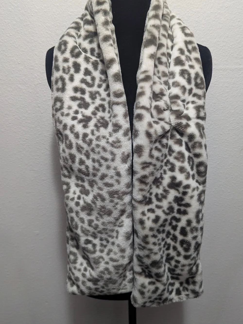 Plush Leopard Print Scarf in White and Gray